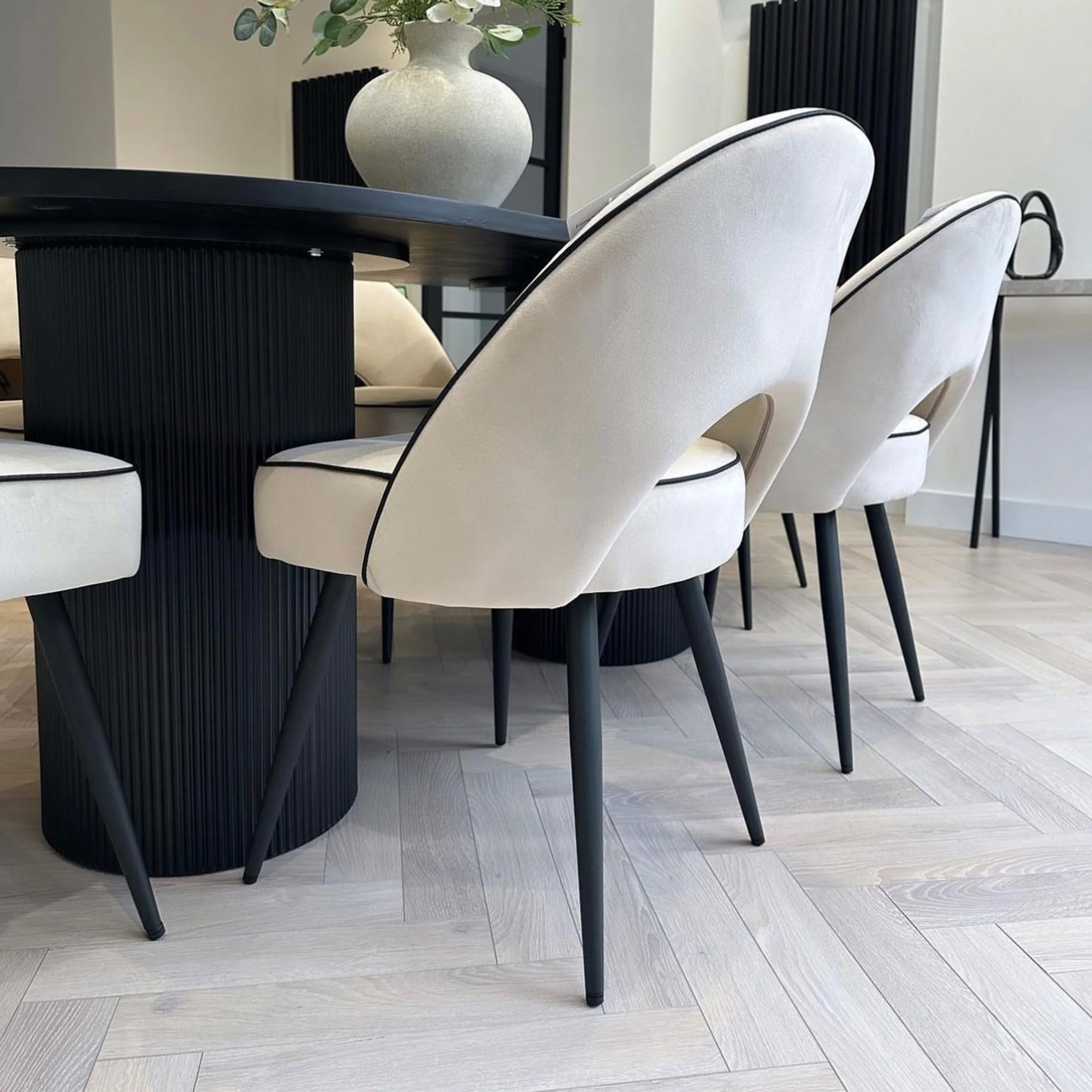 hệ lát sàn gỗ Herringbone tông Sồi sáng trong không gian sống